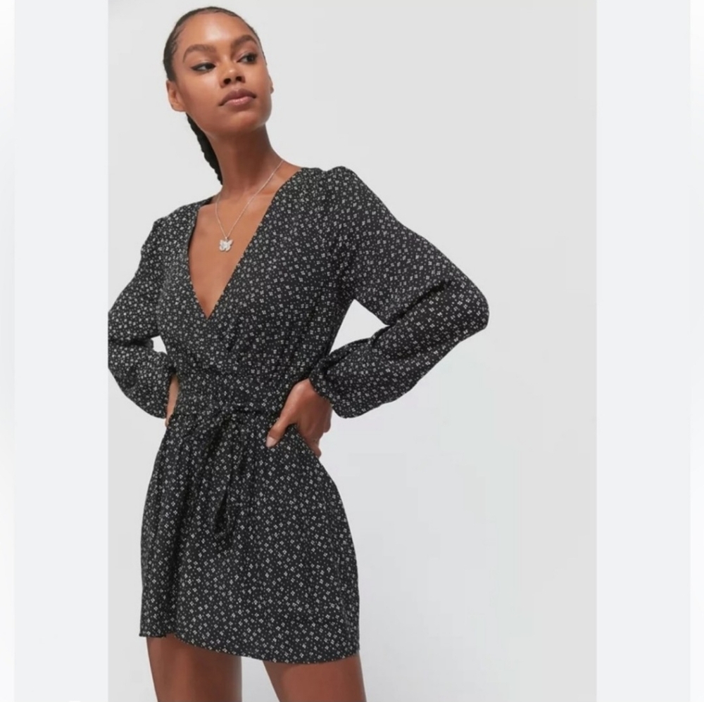 Urban Outfitters Elegant Black Floral Romper Shorts Long Sleeve Size Large